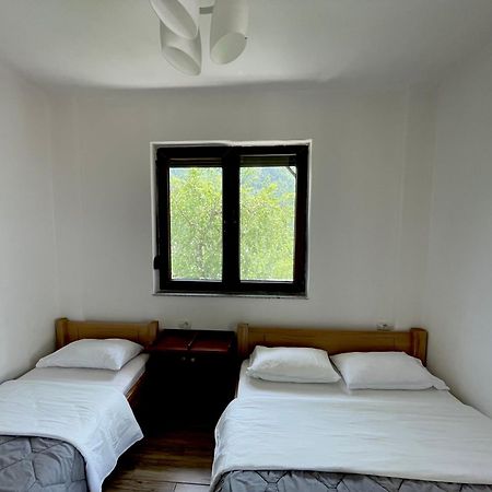 Lazer Cardaku Guesthouse วัลโบเนอ ภายนอก รูปภาพ