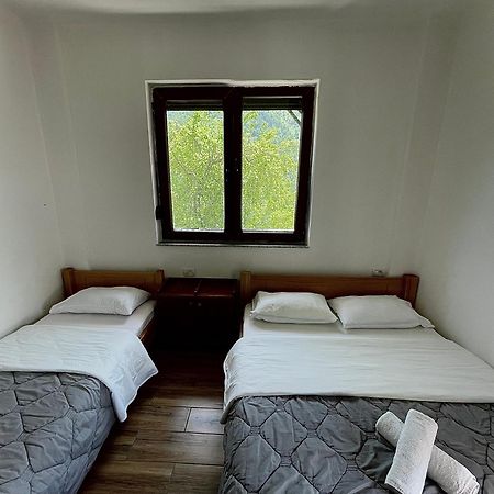 Lazer Cardaku Guesthouse วัลโบเนอ ภายนอก รูปภาพ