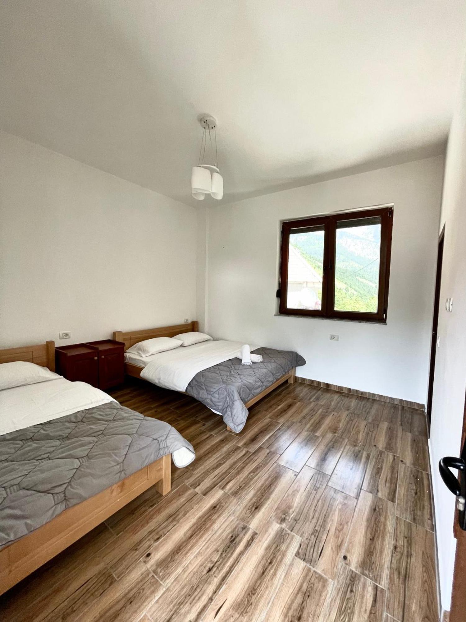 Lazer Cardaku Guesthouse วัลโบเนอ ภายนอก รูปภาพ