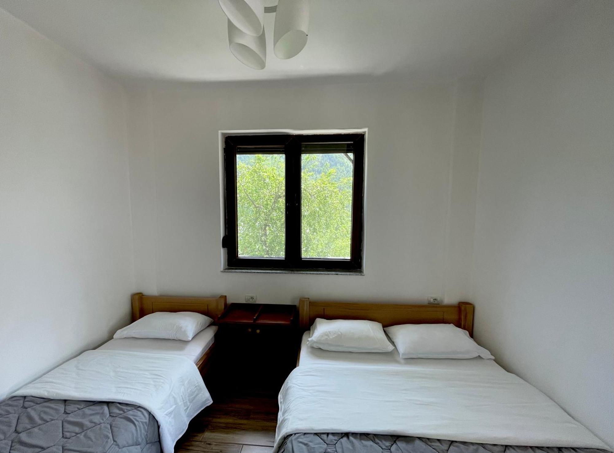 Lazer Cardaku Guesthouse วัลโบเนอ ภายนอก รูปภาพ