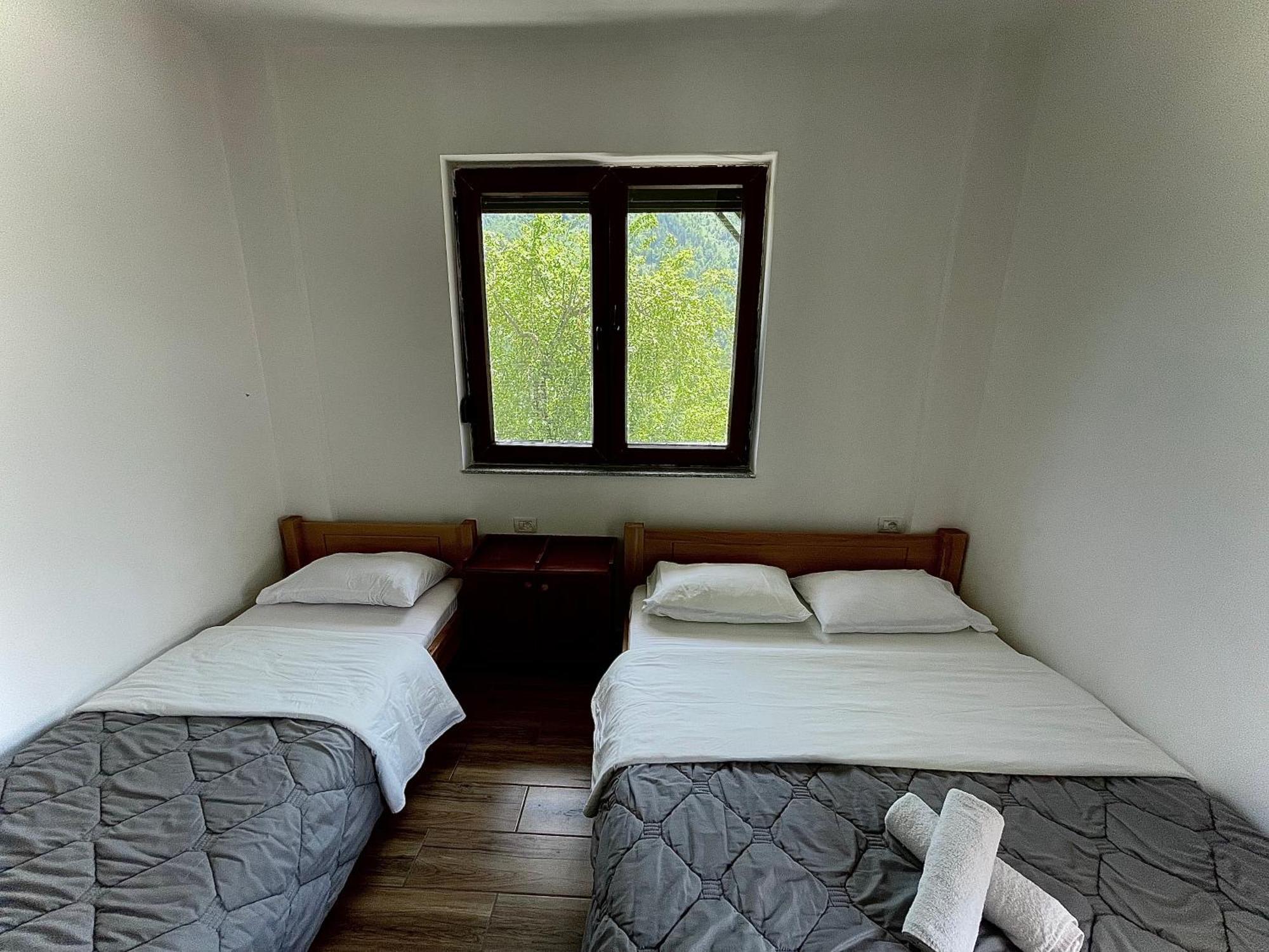 Lazer Cardaku Guesthouse วัลโบเนอ ภายนอก รูปภาพ