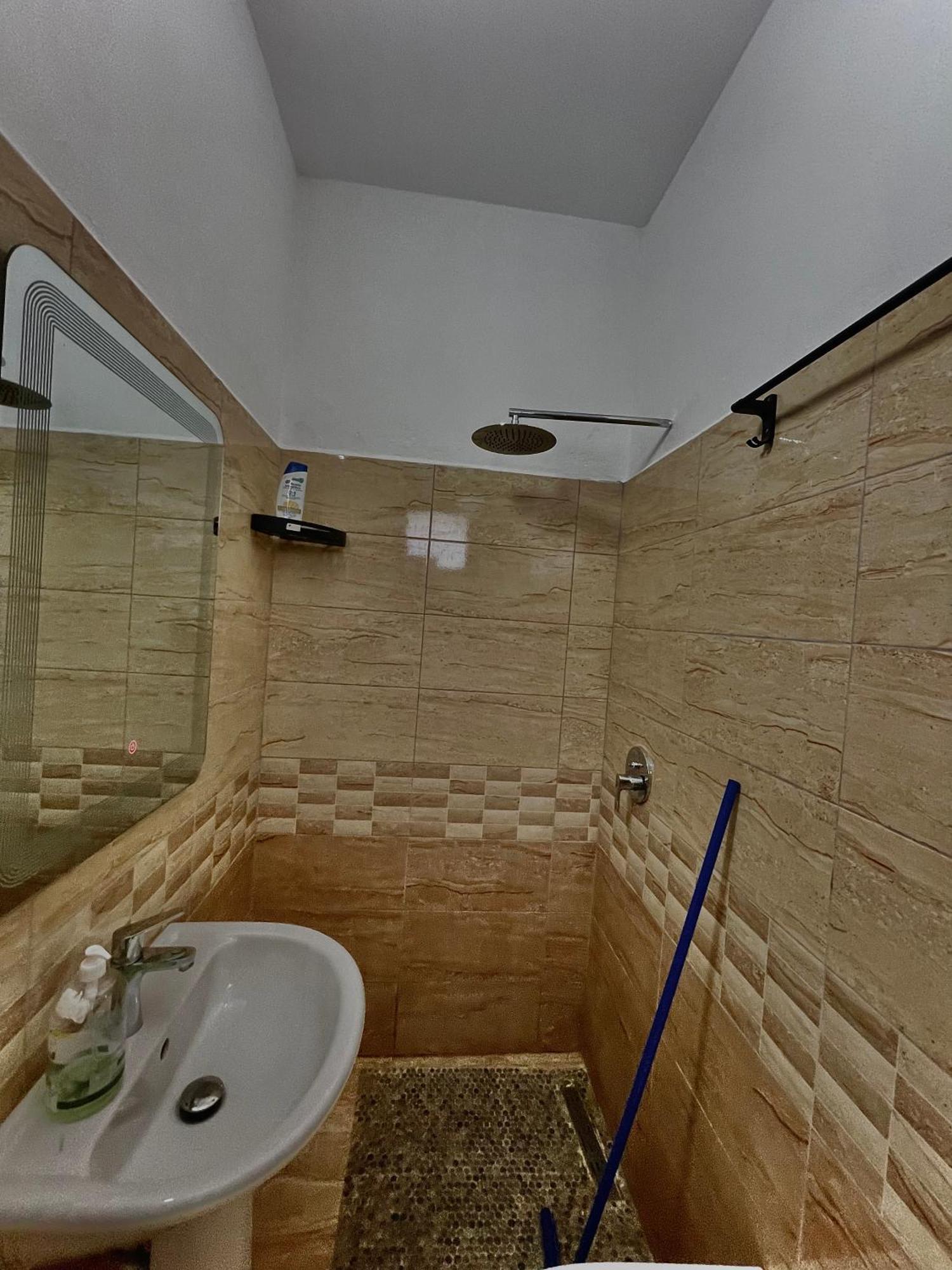 Lazer Cardaku Guesthouse วัลโบเนอ ภายนอก รูปภาพ
