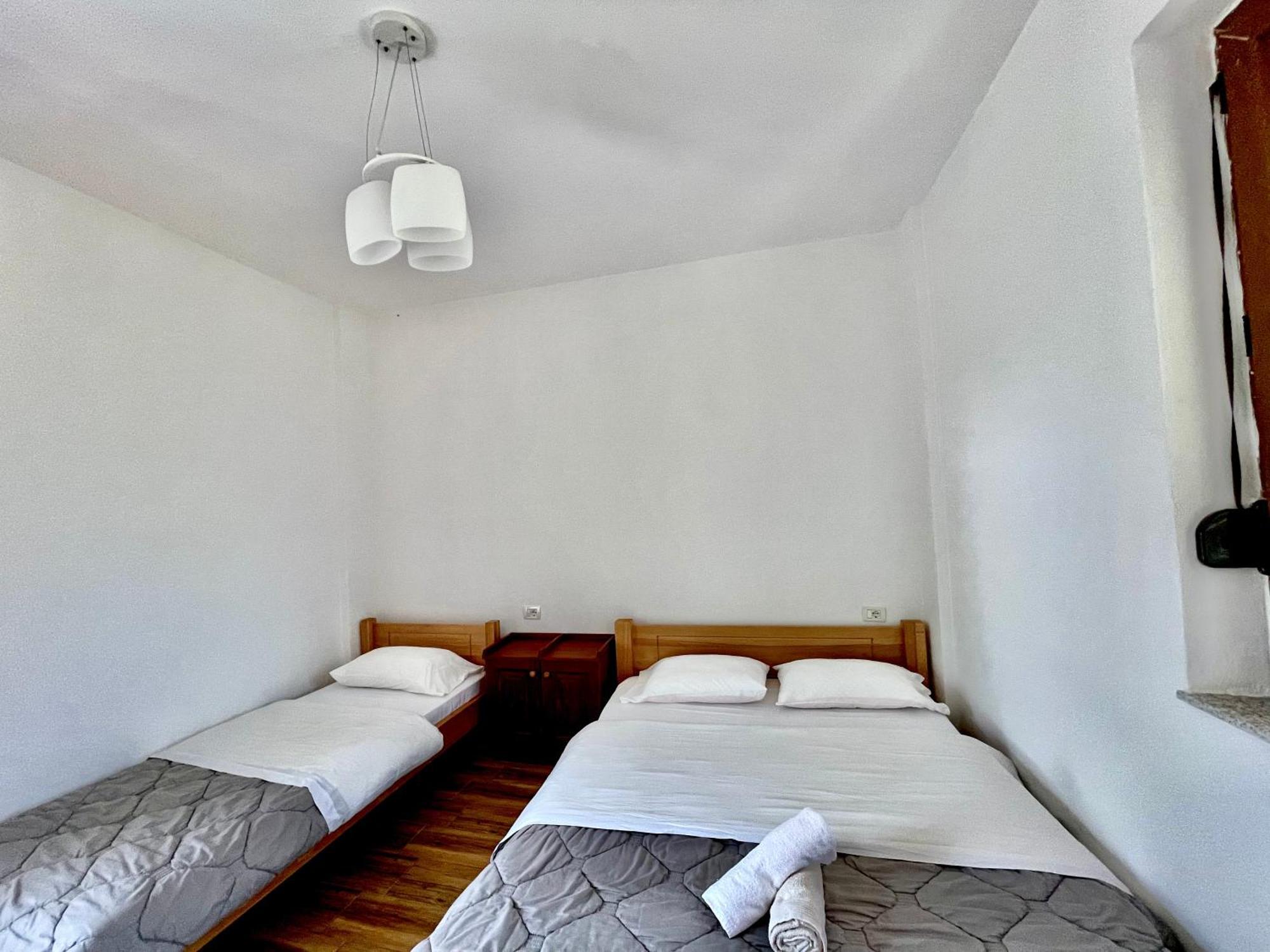 Lazer Cardaku Guesthouse วัลโบเนอ ภายนอก รูปภาพ