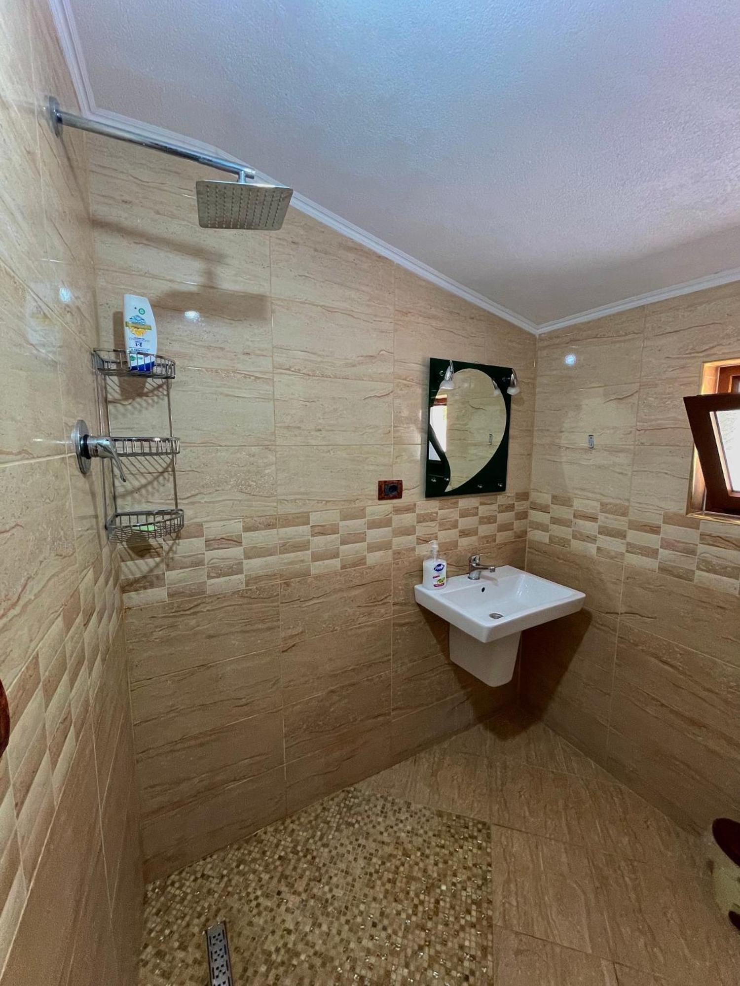 Lazer Cardaku Guesthouse วัลโบเนอ ภายนอก รูปภาพ