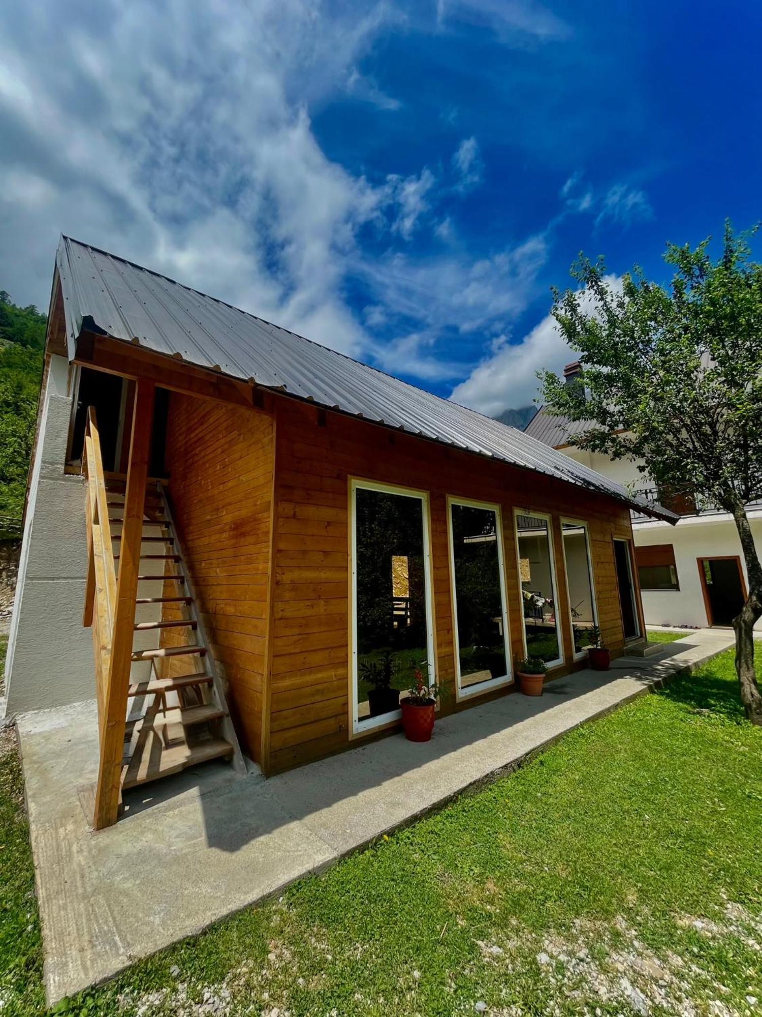 Lazer Cardaku Guesthouse วัลโบเนอ ภายนอก รูปภาพ