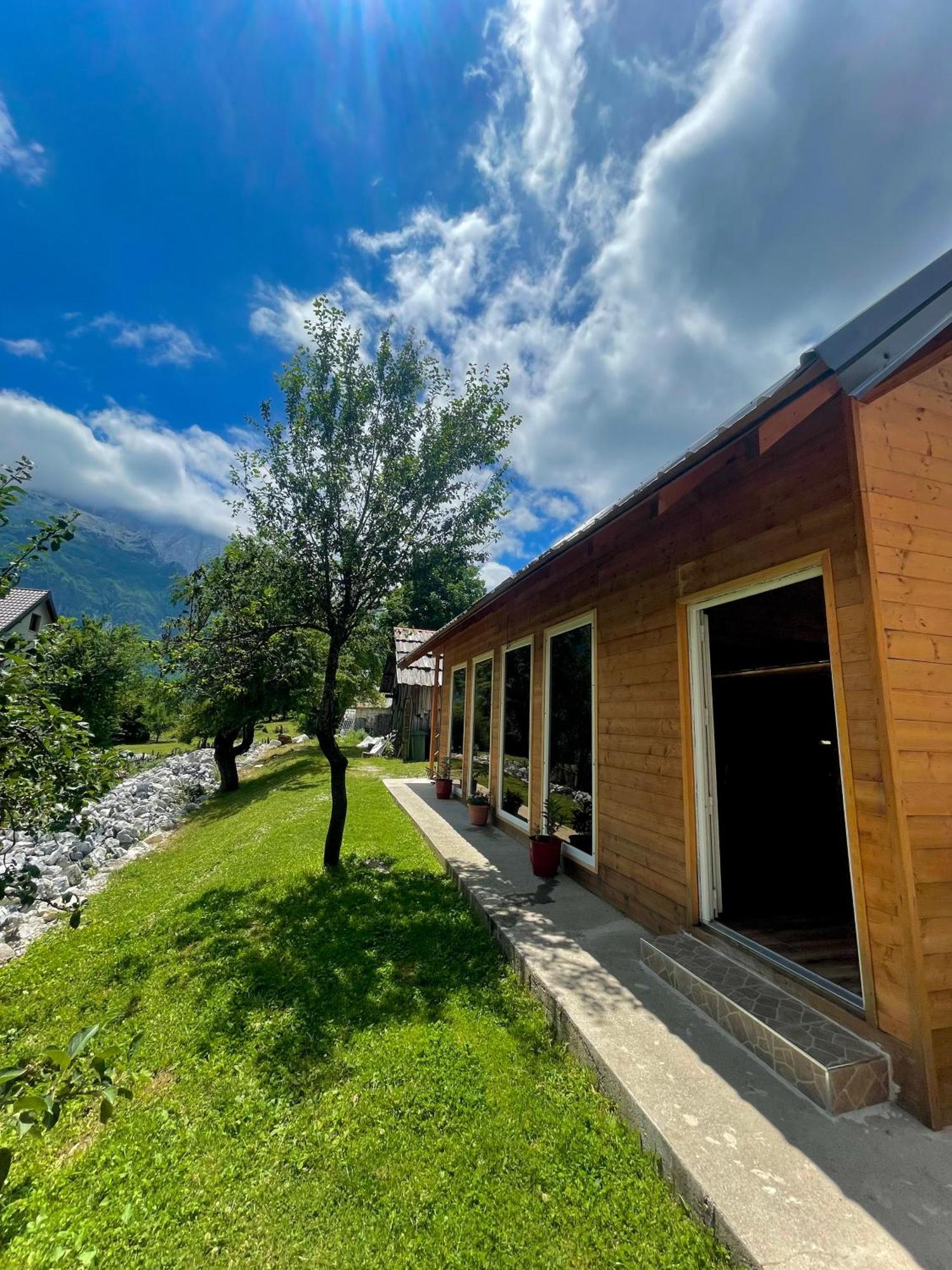 Lazer Cardaku Guesthouse วัลโบเนอ ภายนอก รูปภาพ