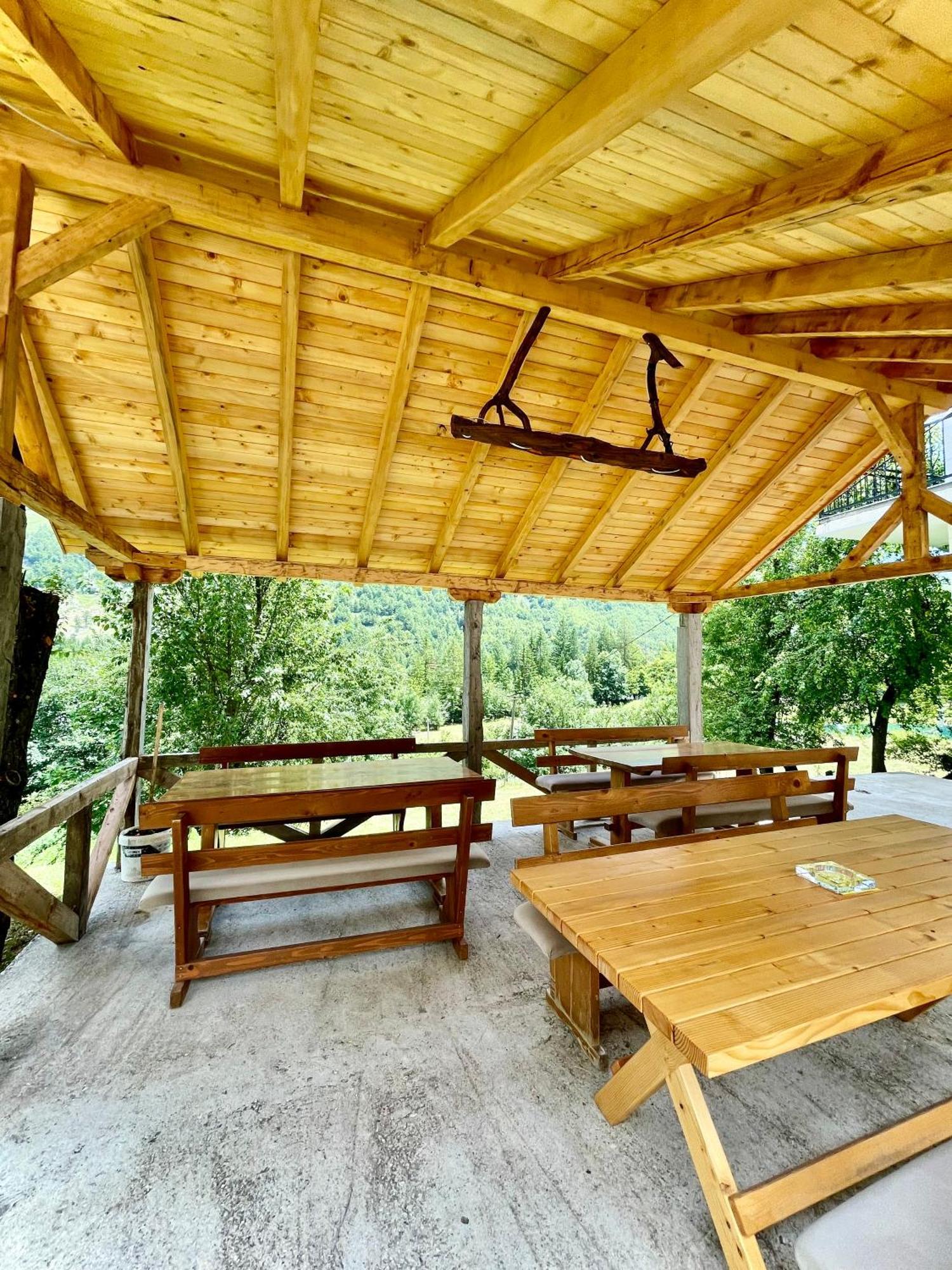 Lazer Cardaku Guesthouse วัลโบเนอ ภายนอก รูปภาพ