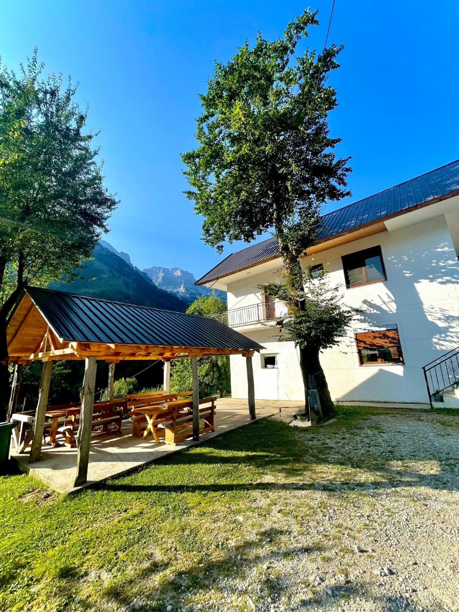 Lazer Cardaku Guesthouse วัลโบเนอ ภายนอก รูปภาพ