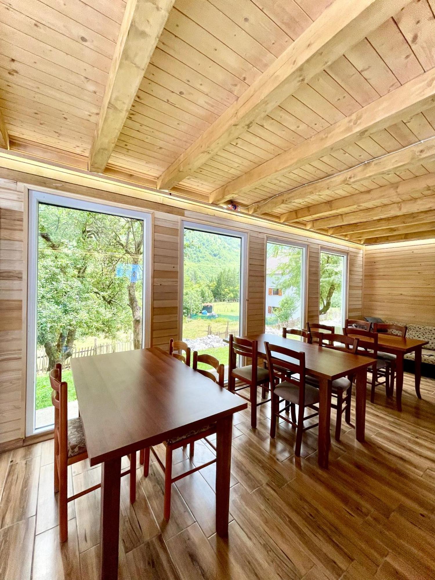 Lazer Cardaku Guesthouse วัลโบเนอ ภายนอก รูปภาพ